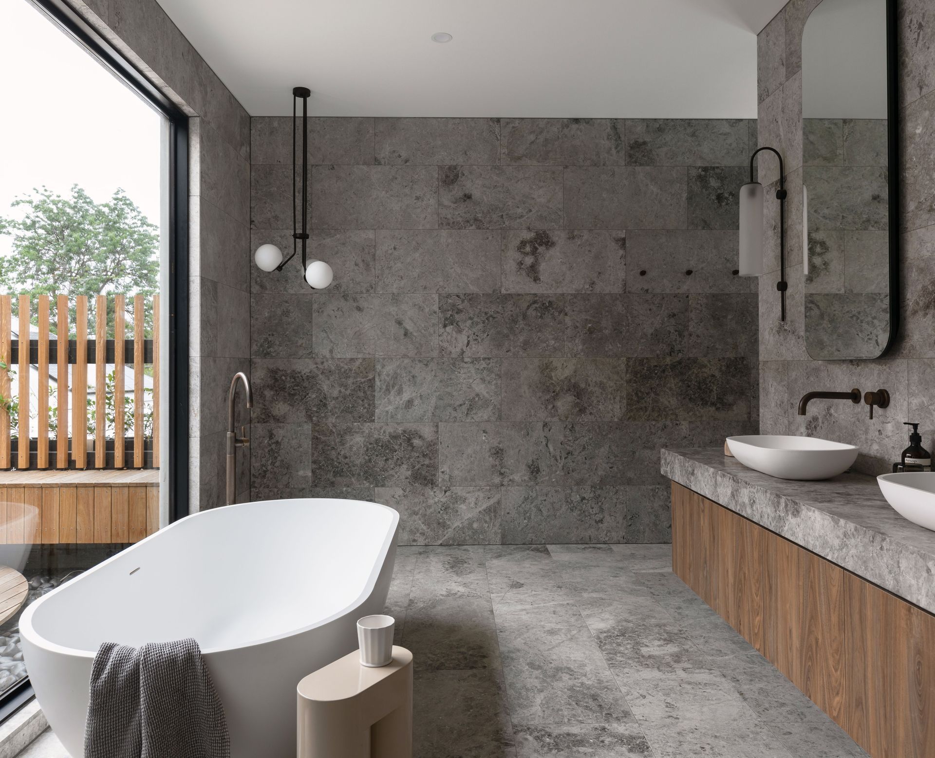 Пространственные иллюзии: как форма ванны влияет на восприятие размеров комнаты