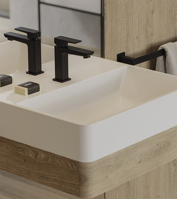 Contrastul dintre lavoarul alb și bateria neagră